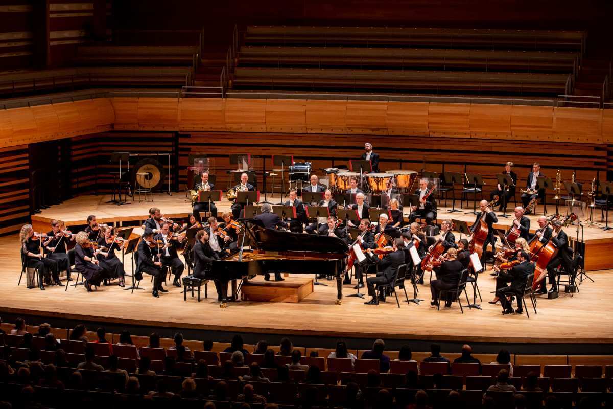L'OSM avec Herbert Schuch sous la direction de Kent Nagano à la Virée classique 2019. (Photo: Antoine Saito)