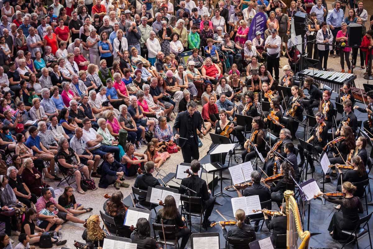 La Symphonie de la Virée au Complexe Desjardins, en 2018, sous la direction d'Adam Johnson. (Photo: Nathalie Guy)