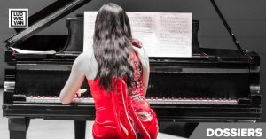 fille en robe rouge jouant du piano