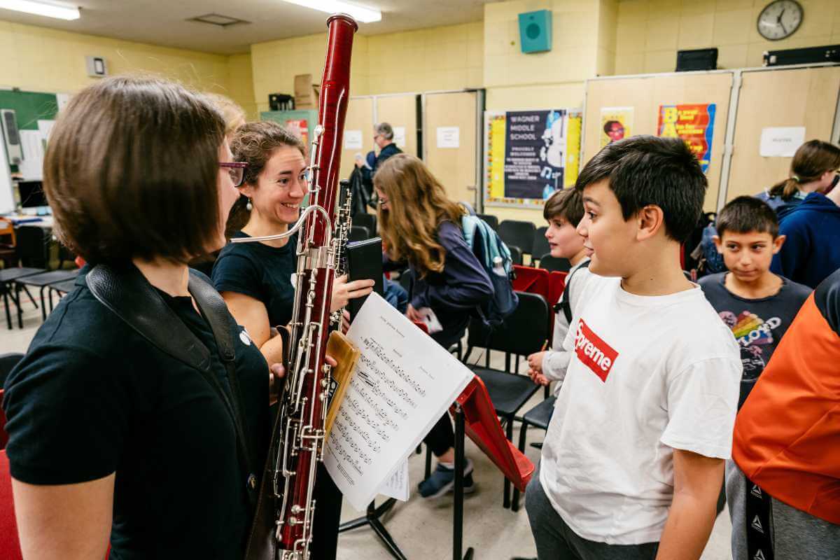 Gabrièle Dostie- et Marjorie en discussion avec un jeune élève d'une école secondaire de New York. (Photo: François Goupil)
