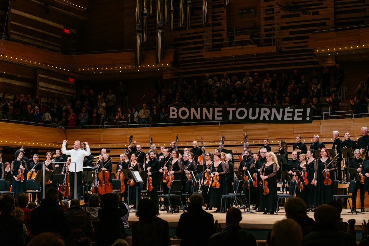 Orchestre Métropolitain et Yannick Nézet-Séguin sur la scène de la Maison symphonique, avec une banderole "Bonne tournée", 17 novembre 2019 (Photo : François Goupil)