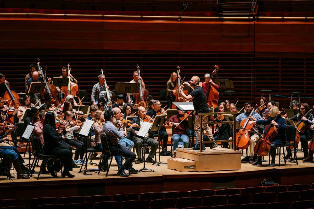 Yannick Nézet-Séguin dirigeant le "play-in" à Philadelphie, une rencontre musicale entre musiciens profesionnels et amateurs. (Photo: François Goupil)