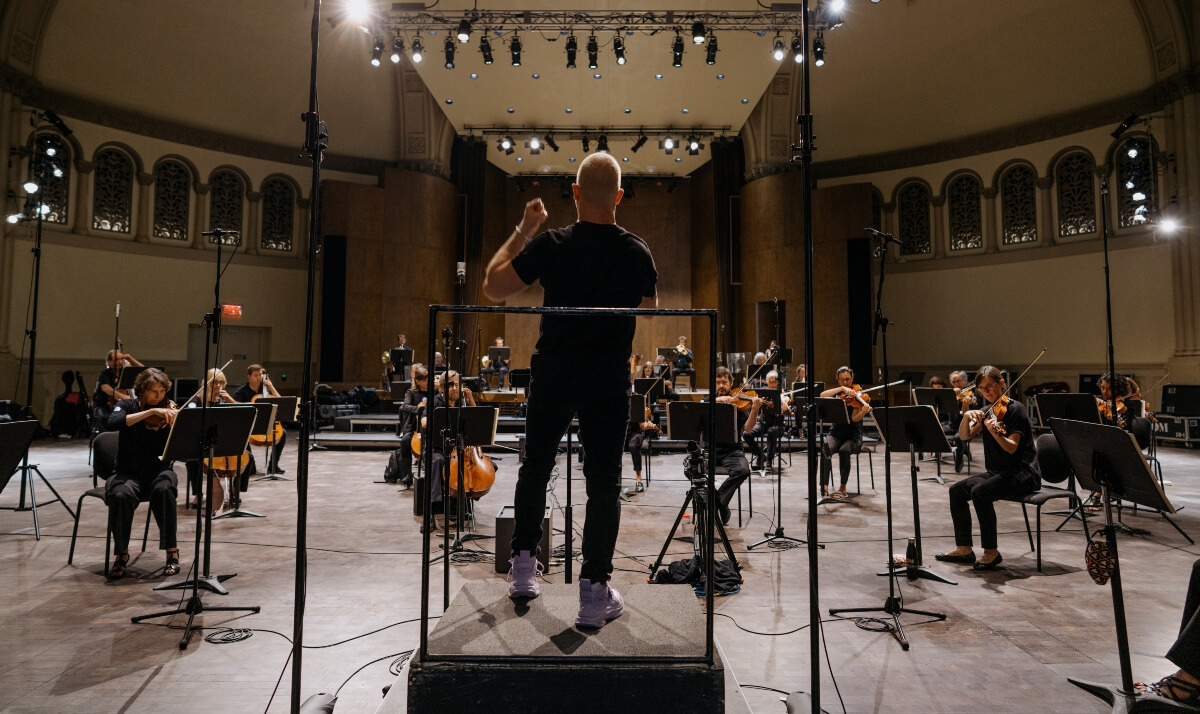 Yannick Nézet-Séguin dirigeant l'Orchestre Métropolitain en résidence à la salle Bourgie pour enregistrer les symphonies de Beethoven, juin 2020.