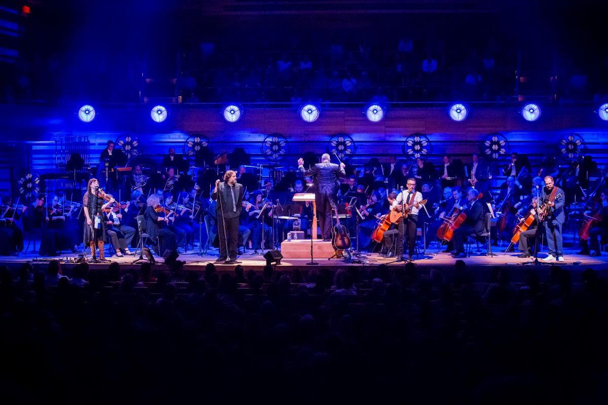 Les Cowboys Fringants en concert avec l'OSM en 2021 (Photo : Antoine Saito)