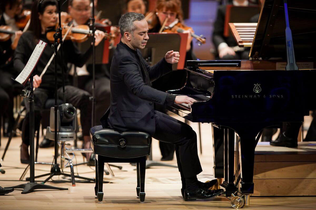 Inon Barnatan, pianiste, en concert avec l'OSM, le 8 décembre 2021. (Photo: Antoine Saito)