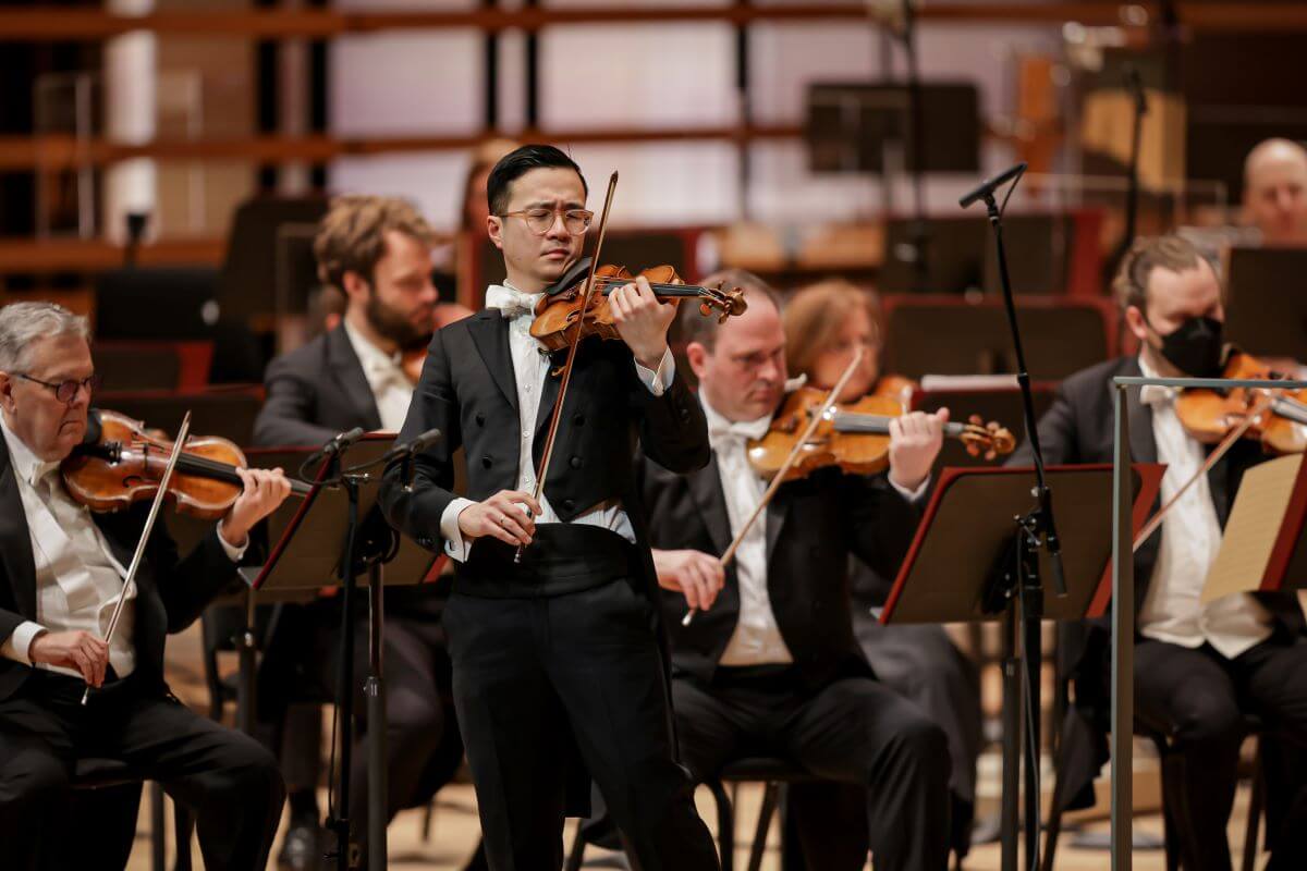 Andrew Wan, violon solo de l'OSM, en soliste dans la Romance en fa mineur de Dvorak, 16 février 2022. (Photo: Antoine Saito)