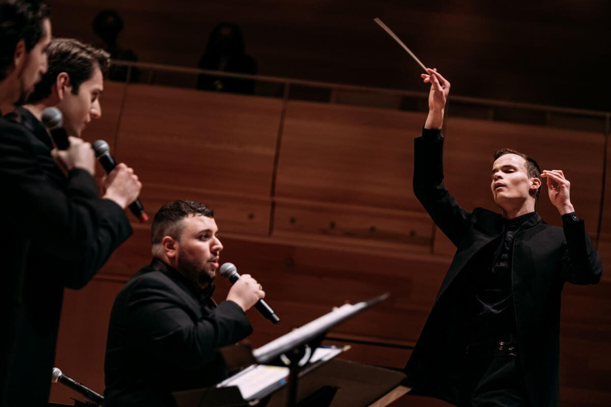 Francis Choinière dirigeait le concert Soirée de rêve, le 18 mars 2022 à la Maison symphonique, avec le trio vocal Lyrico et l'orchestre FILMharmonique, le 18 mars 2022 à la Maison symphonique. (Photo: Tam Photography)