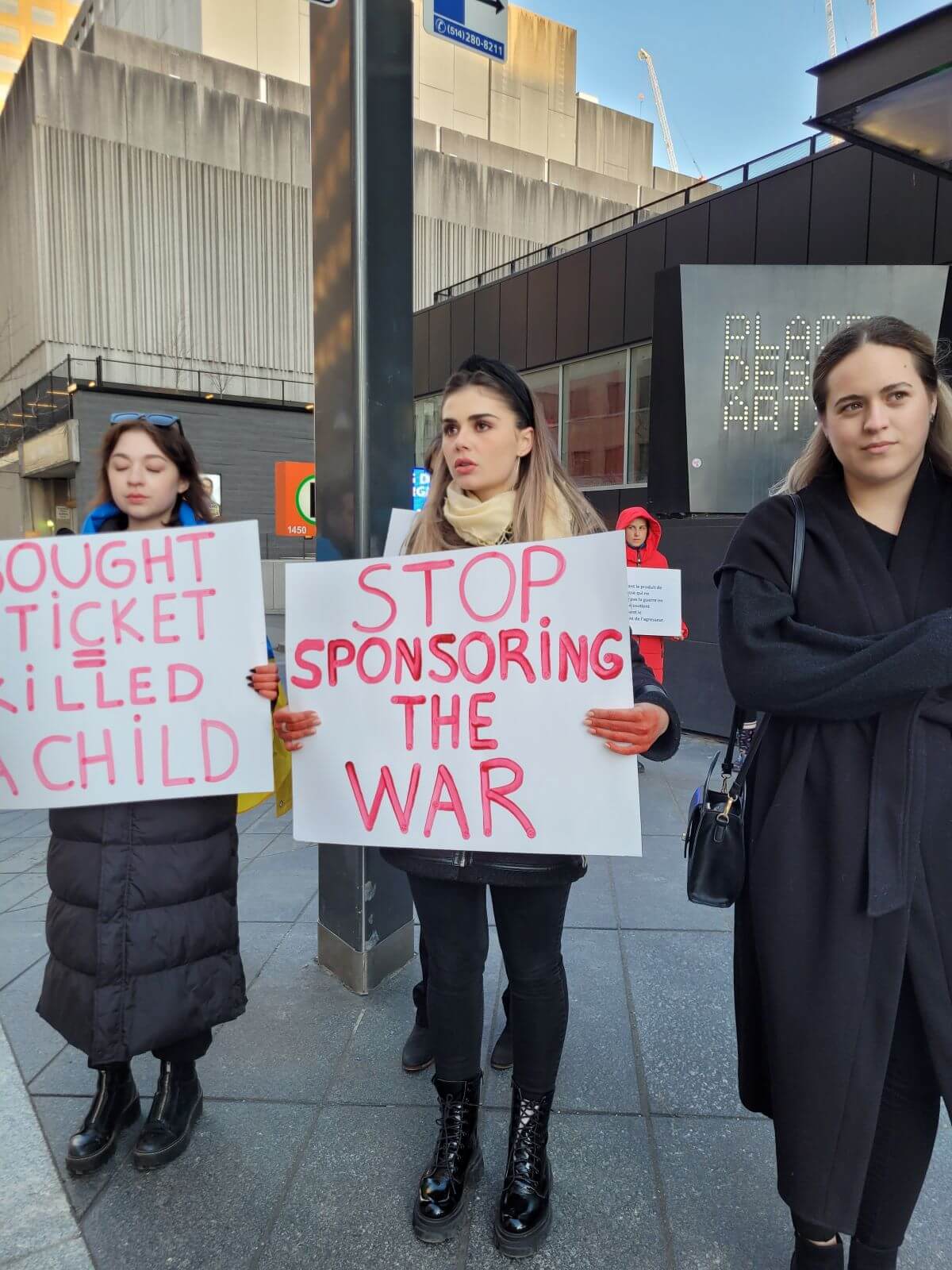 Des manifestantes contre le concert du pianiste russe Daniil Trifonov à Montréal,à l'entrée de la Maison symphonique, 20 avril 2022. (Photo: Caroline Rodgers)