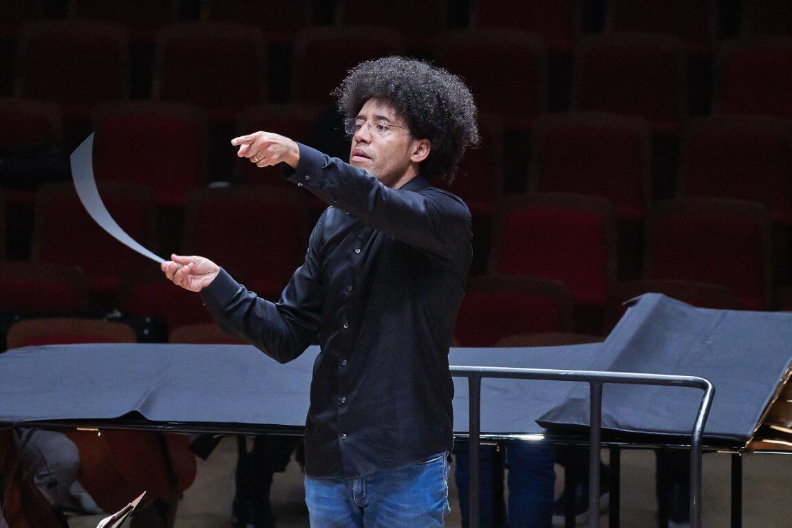 Rafael Payare, en répétition au Lotte Concert Hall. (Photo: Kim Young Seon)