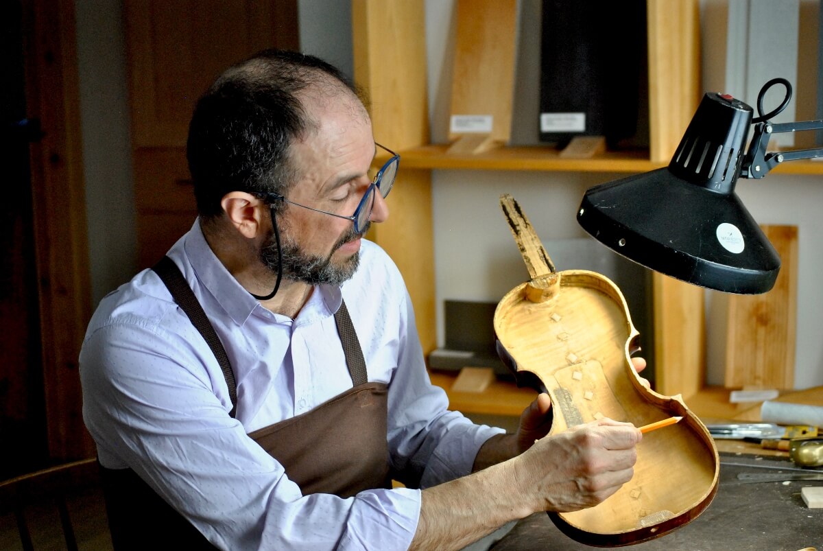 Olivier Pérot, luthier et fondateur de La Maison du violon, a restauré le violon d'Elsie Reford, inutilisé depuis un siècle. (Photo: Charlotte Garneau)