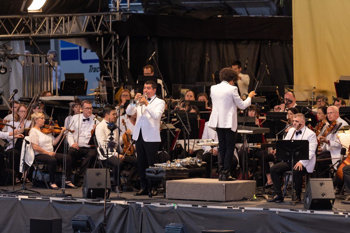 Pacho Flores, trompettiste, était l'invité de l'OSM au concert du Parc olympique, 10 août 2022. (Photo: Antoine Saito)