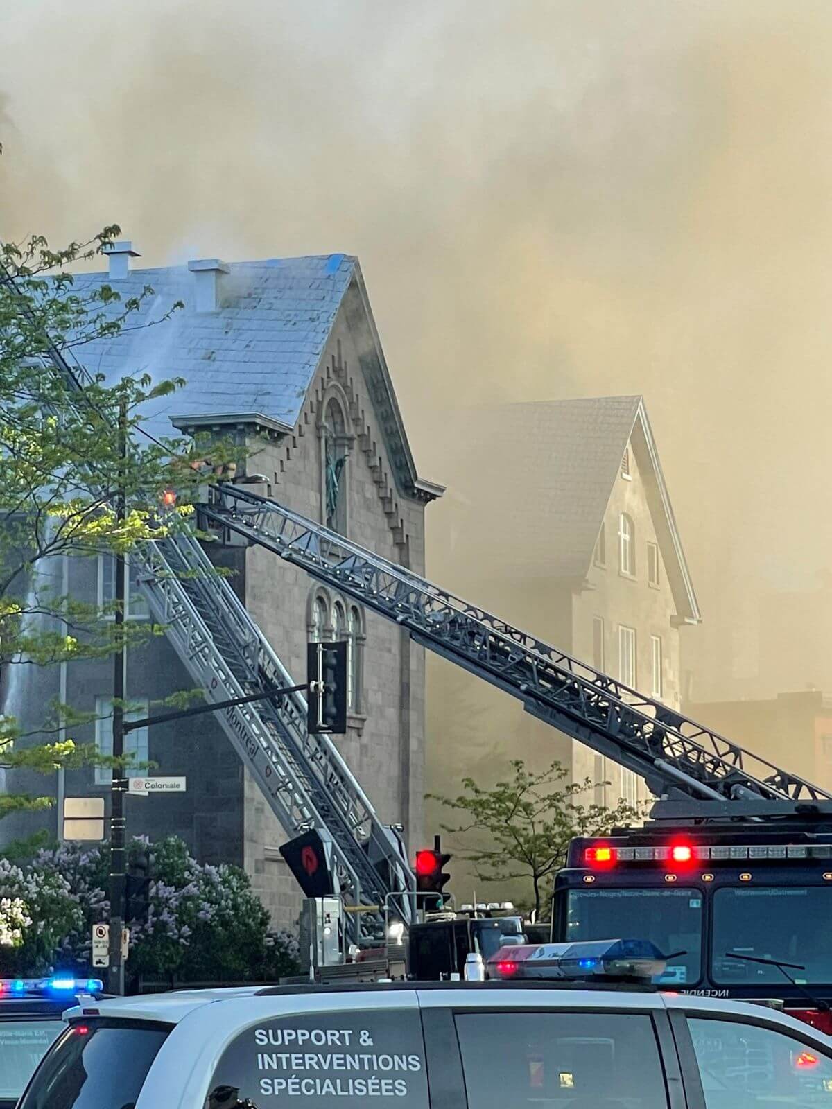 La Chapelle historique du Bon-Pasteur a été dévastée par un incendie qui aurait commencé dans l'entretoit, jeudi en fin d'après-midi. (Photo: Daniel Béland)