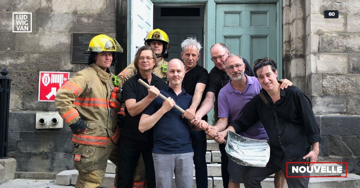Les pompiers ont accompagné Simon Blanchet (au centre) directeur de la programmation de la Chapelle, ainsi qu'Olivier Esmond White et l'équipe technique et administrative à l'intérieur du bâtiment, samedi. (Photo: Olivier Esmond White)