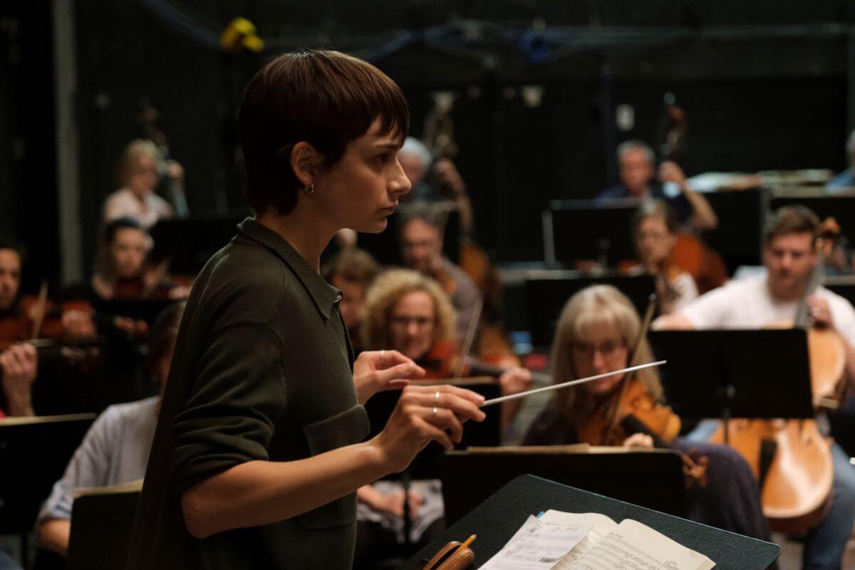 La comédienne Sophie Desmarais joue le rôle d'une cheffe d'orchestre dans le films Les jours heureux de Chloé Robichaud (Photo: courtoisie)