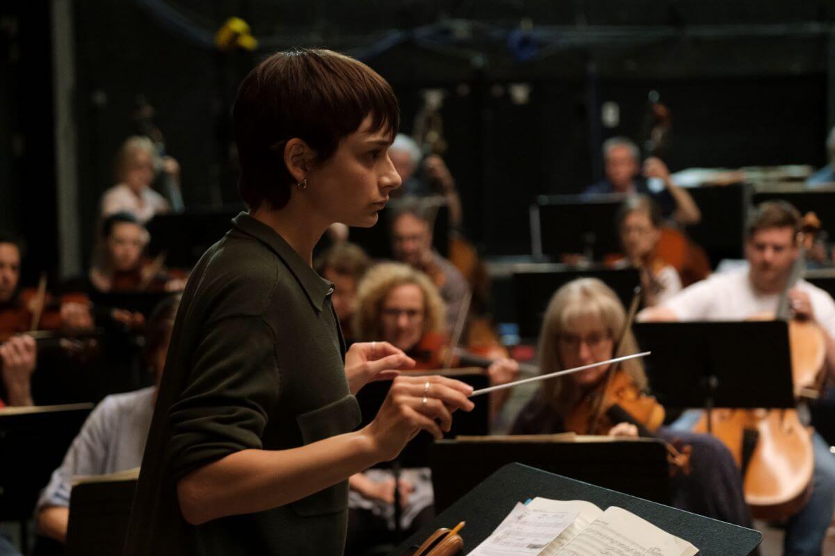 La comédienne Sophie Desmarais joue le rôle d'une cheffe d'orchestre dans le films Les jours heureux de Chloé Robichaud (Photo: courtoisie)