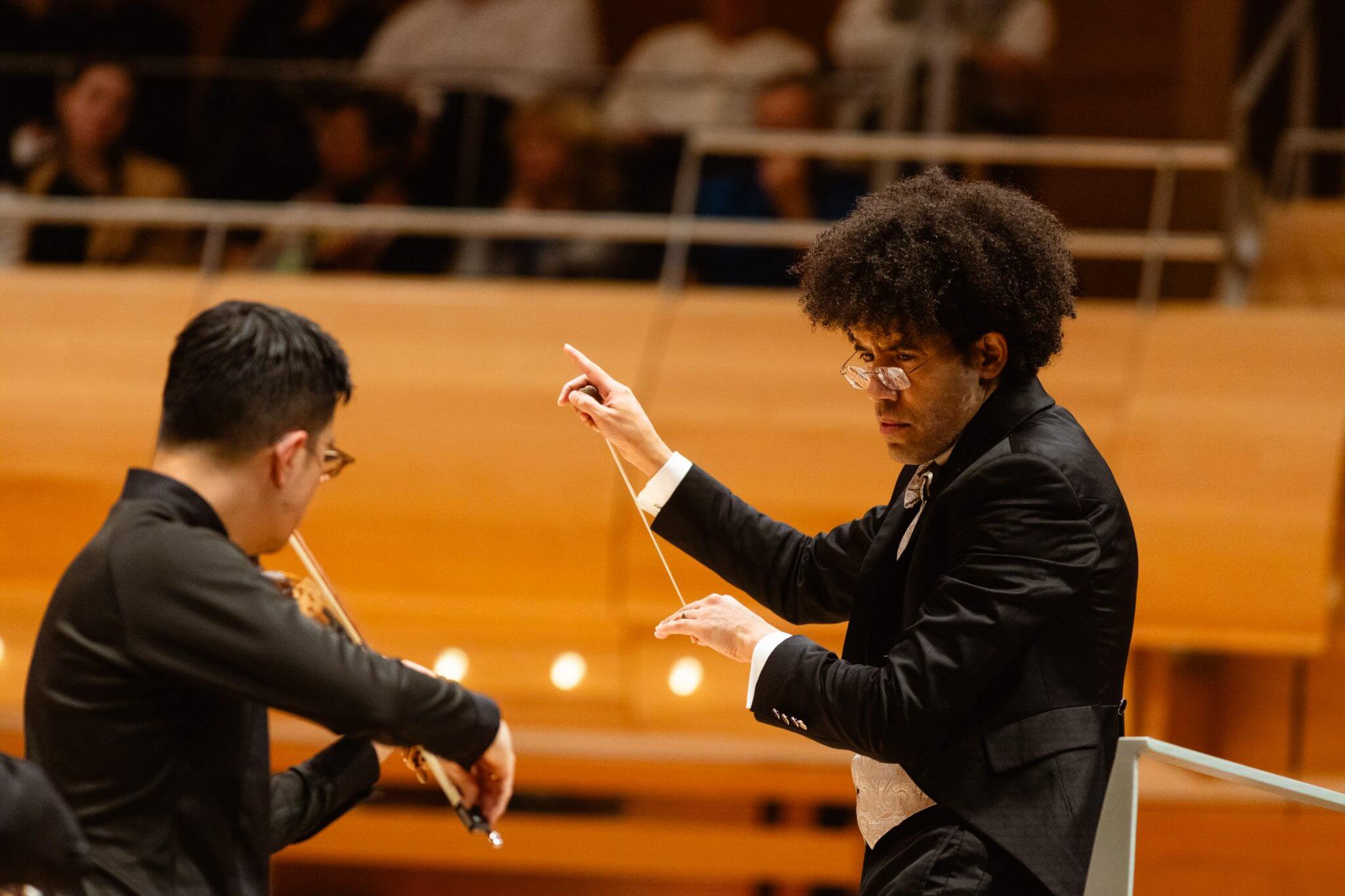 Rafael Payare à l'écoute d'Andrew Wan dans le Concerto pour violon de Beethoven (photo : Gabriel Fournier)