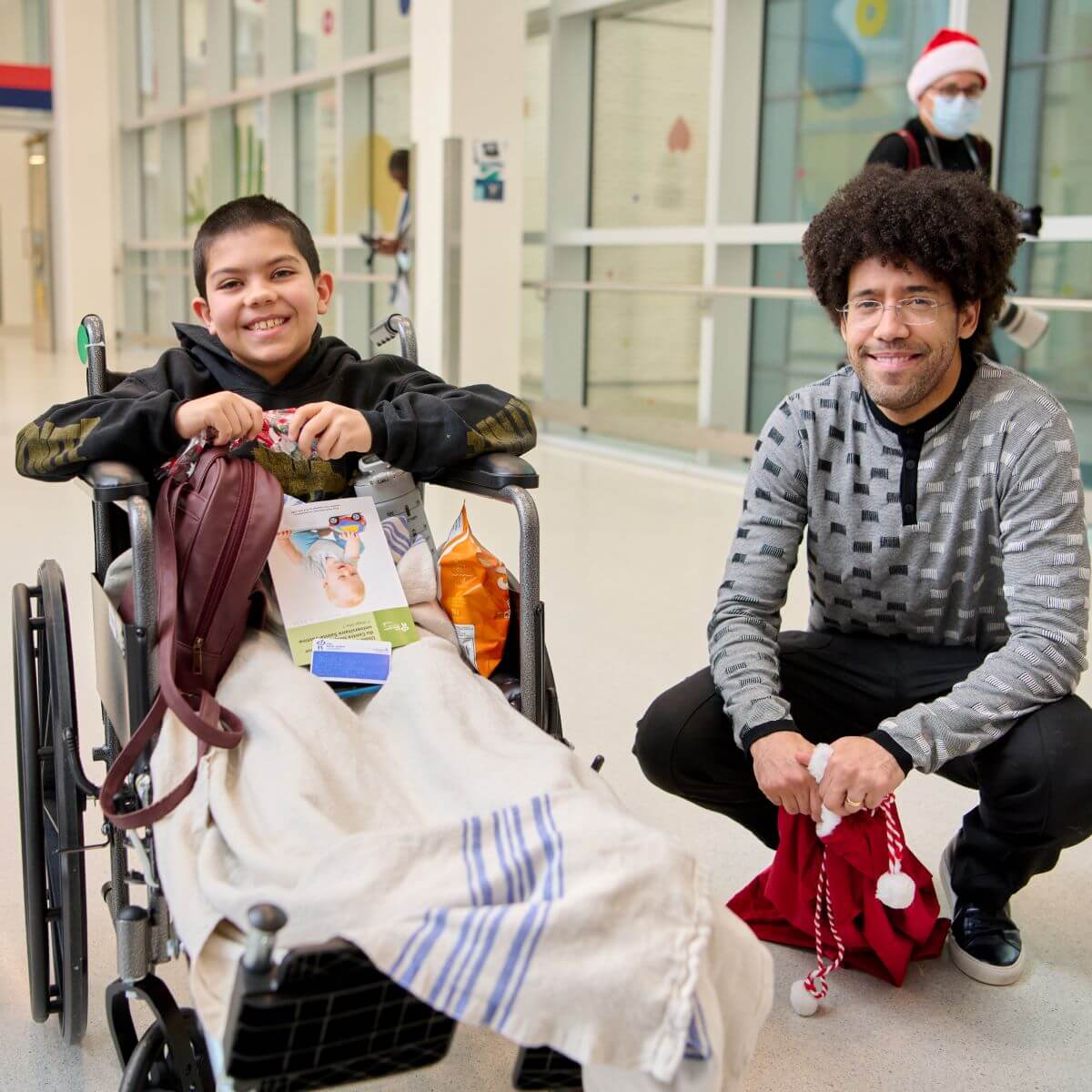 Rafael Payare en compagnie d'un jeune patient du CHU Sainte-Justine. (Photo: Véronique Lavoie)