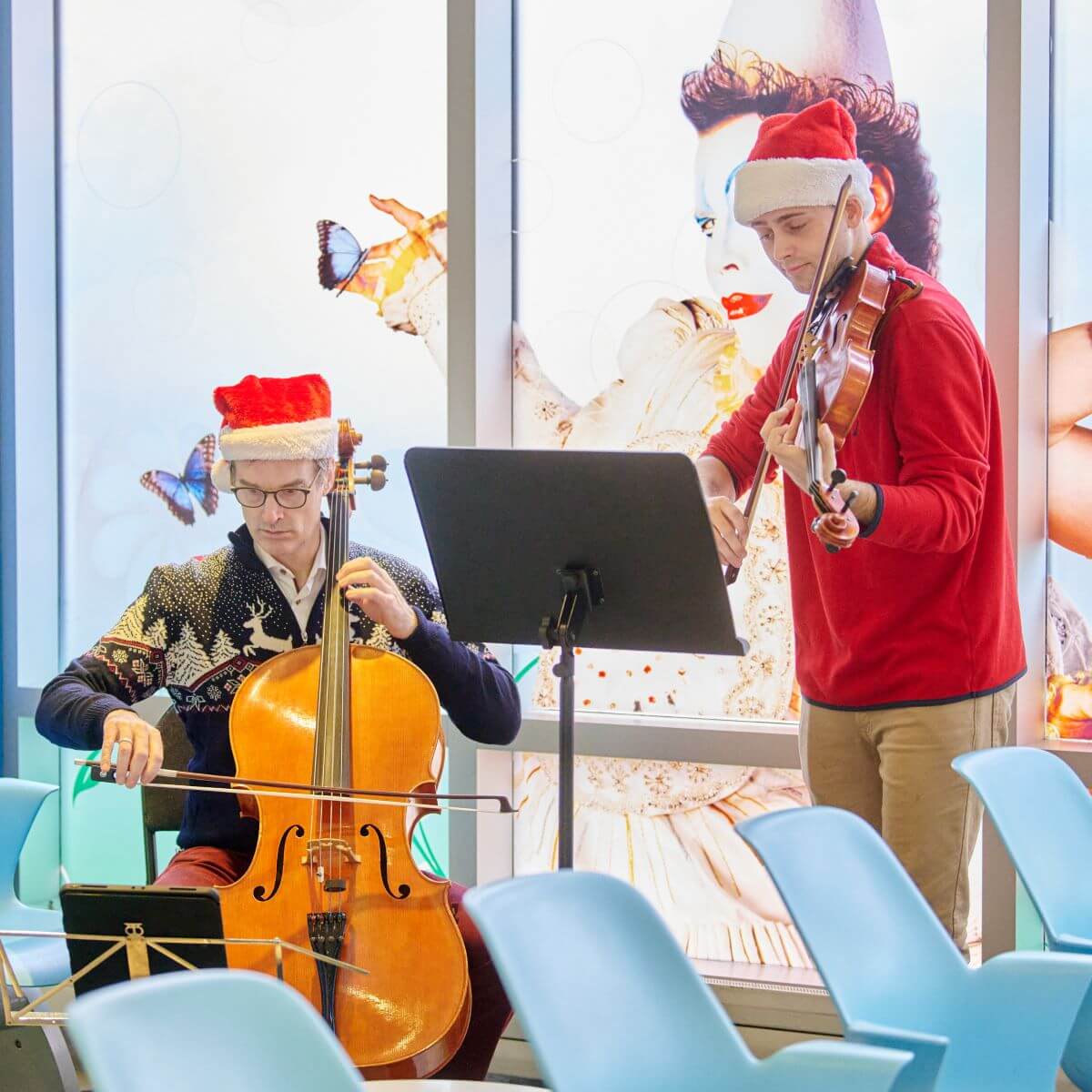Un concert de Noël impromptu pour les enfants et leurs familles au CHU Sainte-Justine aura certainement su embellir cette journée. (Photo: Véronique Lavoie)