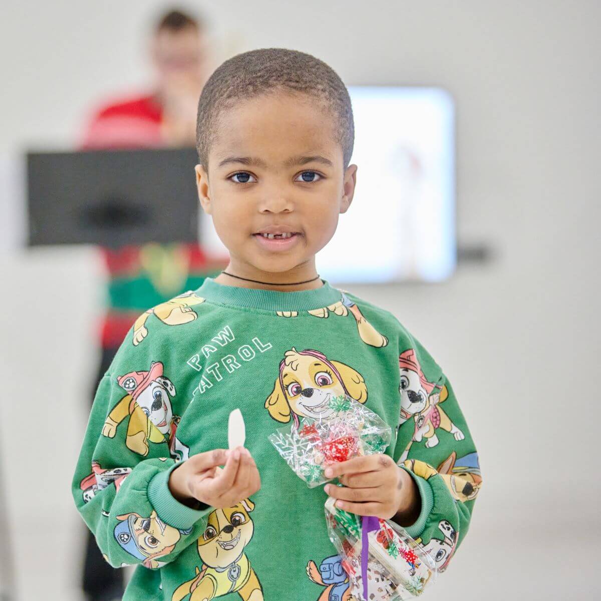 Ce jeune patient adorable semble avoir apprécié la visite des musiciens au CHU Sainte-Justine. (Photo: Véronique Lavoie)