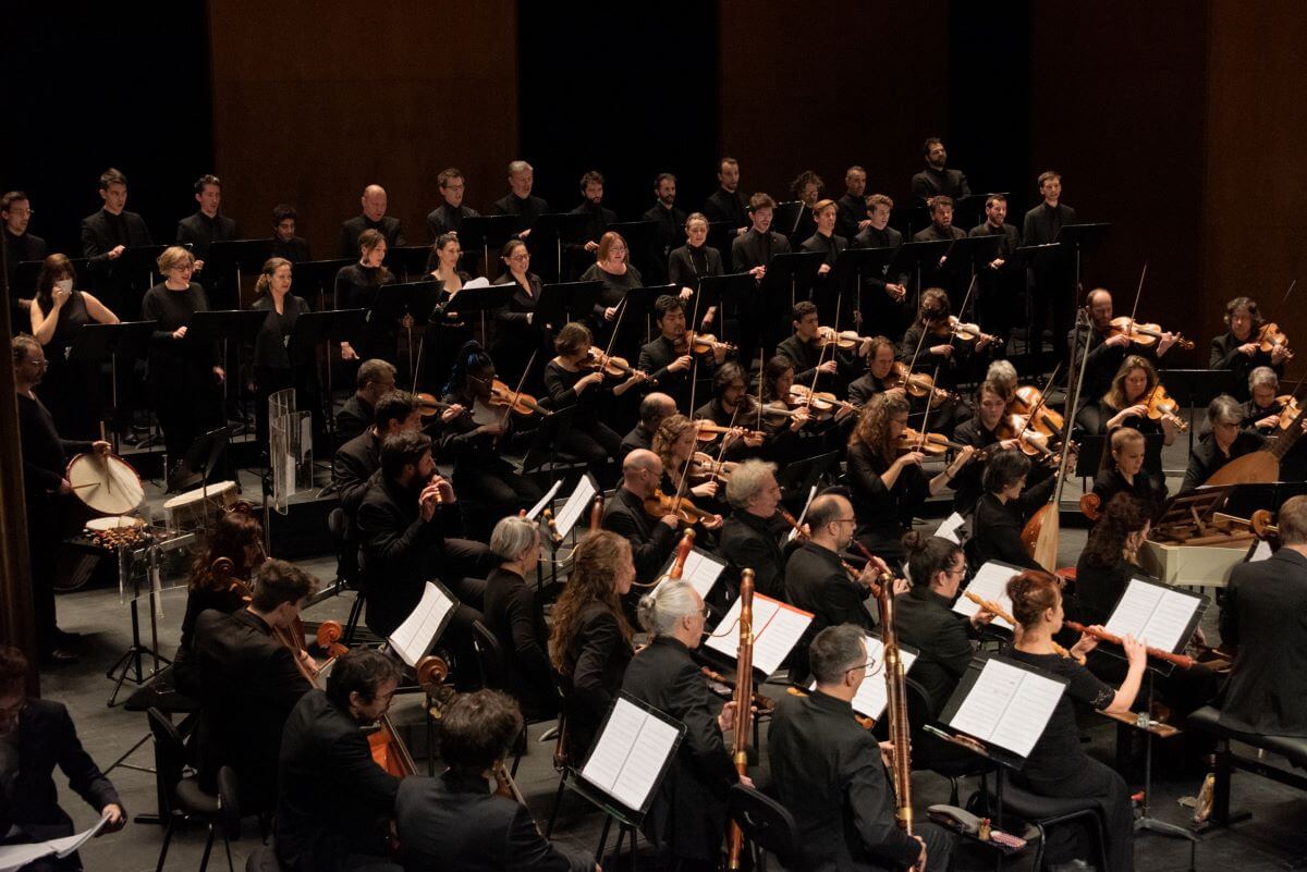 Dorothea Ventura au clavecin, entourée des instrumentistes et chanteurs du Concert spirituel en concert aux Champs-Élysées le 9 janvier dernier. (Photo : page Facebook du Centre de musique baroque de Versailles)