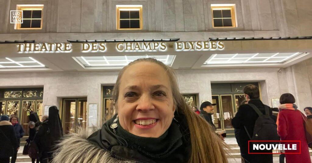 Dorothéa Ventura devant le Théâtre des Champs-Élysées le 9 janvier dernier. (Photo: page Facebook de l'artiste)