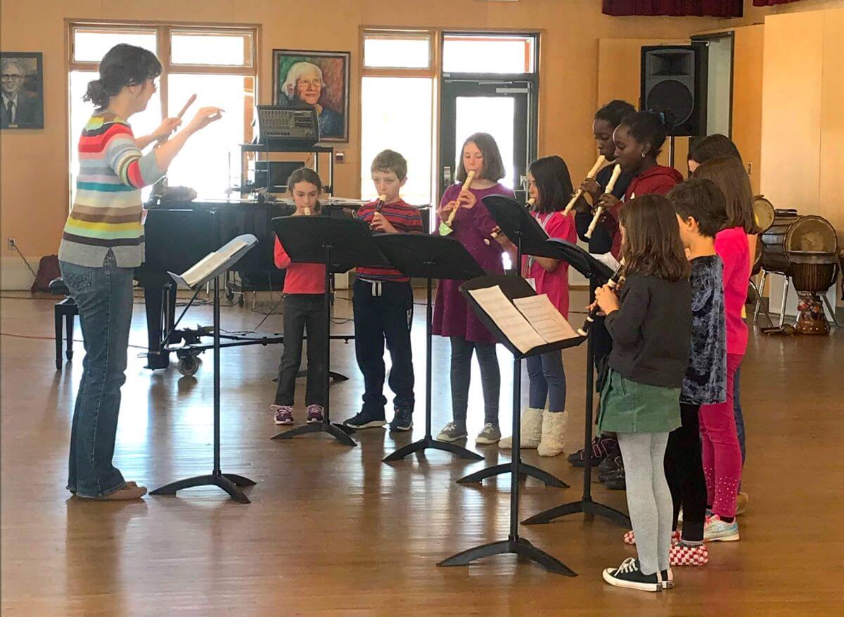 Des enfants bien concentrés sur leur exécution à la flûte à bec (Photo : page Facebook de Cammac)