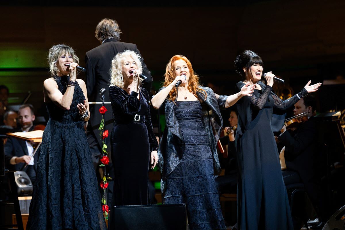 Les quatre solistes réunies le temps d'une chanson : Luce Dufault, Joe Bocan, Marie Denise Pelletier et Marie Carmen, accompagnées par Jean-Michel Malouf et l'OSM (Photo : Gabriel Fournier)