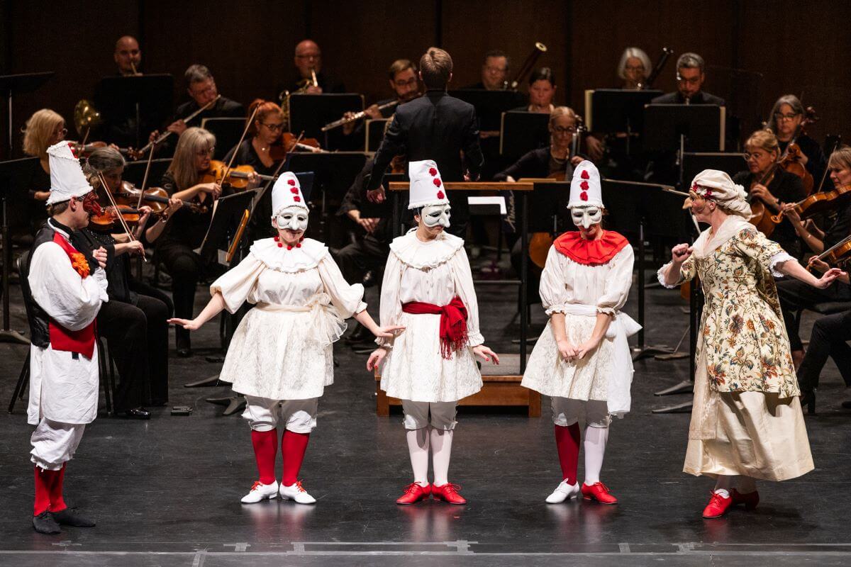 Heureux dénouement : la famille de Pulcinella ((Pierre François Dollé, Stéphanie Brochard, Dorothéa Ventura, Anne Marie Gardette, Marie Nathalie Lacoursière) (Photo : Annie Diotte)
