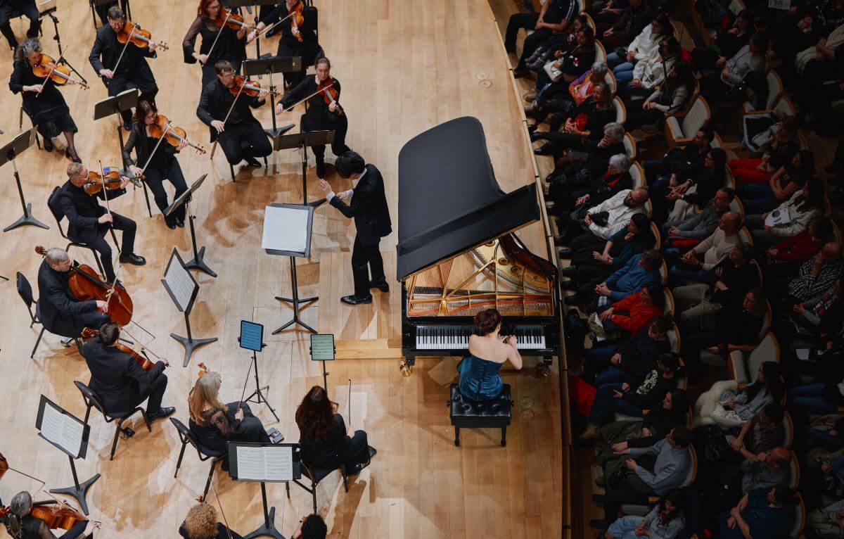 La pianiste Élisabeth Pion et l'Orchestre métropolitain dans le Concerto pour piano de Lucija Garuta. (Photo : François Goupil - Orchestre métropolitain)