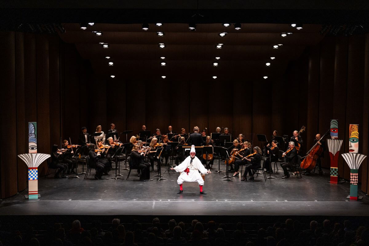 L'attachant Pulcinella de Pierre François Dollé devant l'OSL et Andrei Feher. (Photo : Annie Diotte)