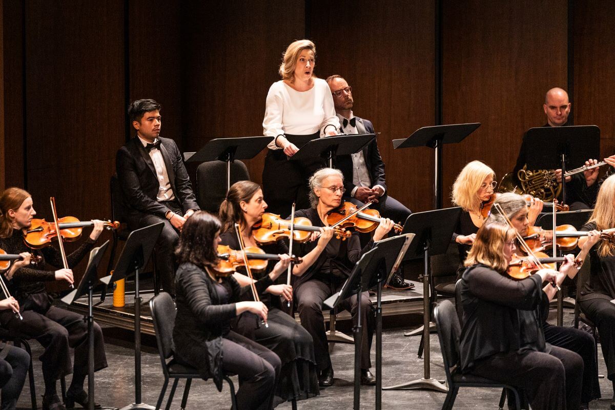 Caroline Gélinas dans l'un de ses solos. Placés en diagonale derrière l'orchestre, les chanteurs projettaient malgré tout aisément. (Photo : Annie Diotte)