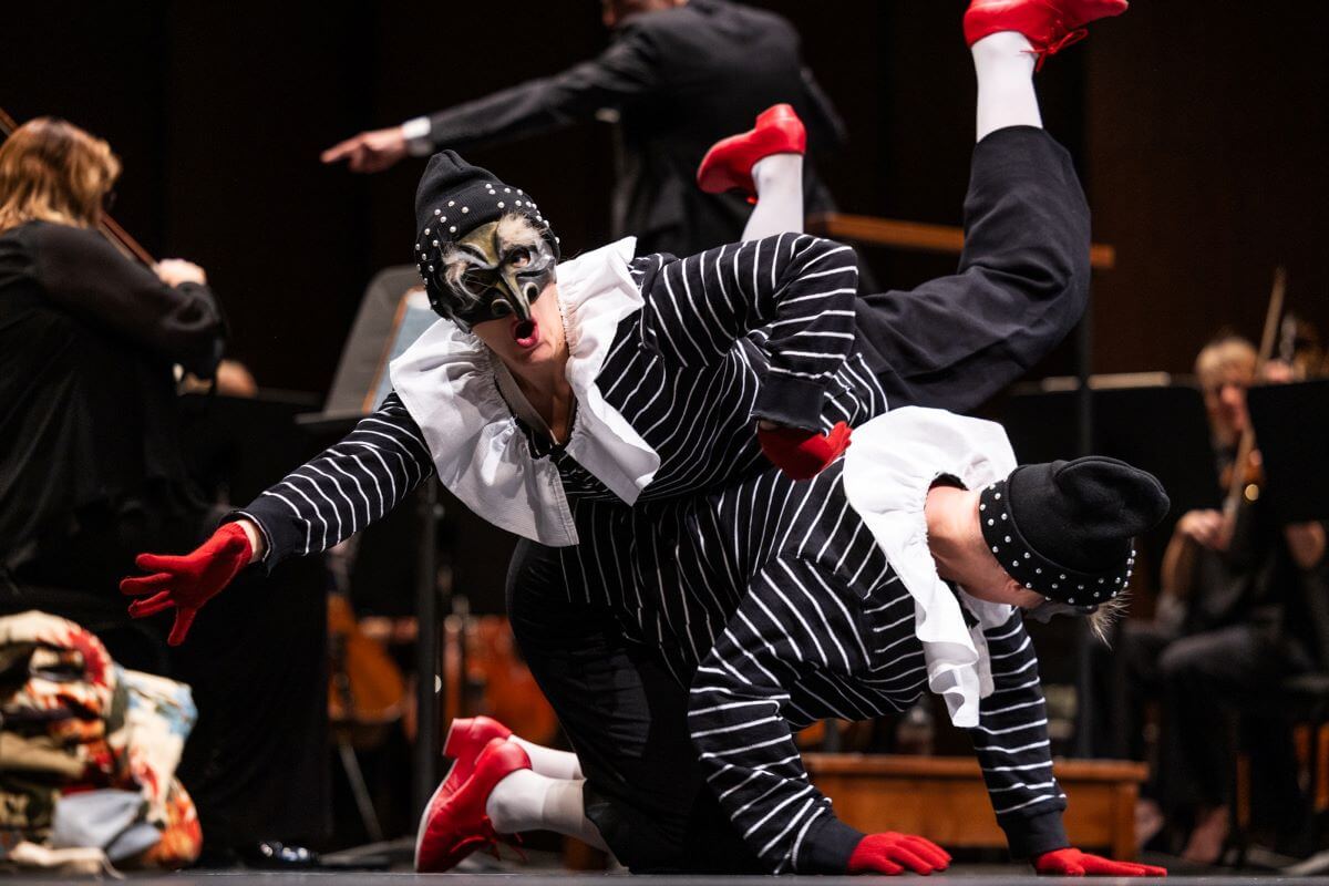 Deux voleurs malhabiles tentent de subtiliser le sac de Pulcinella. (Photo : Annie Diotte)