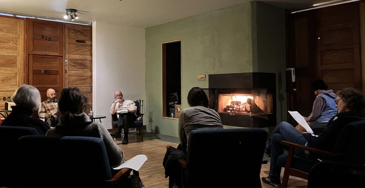 Autour du foyer (Photo : site web de Cammac)