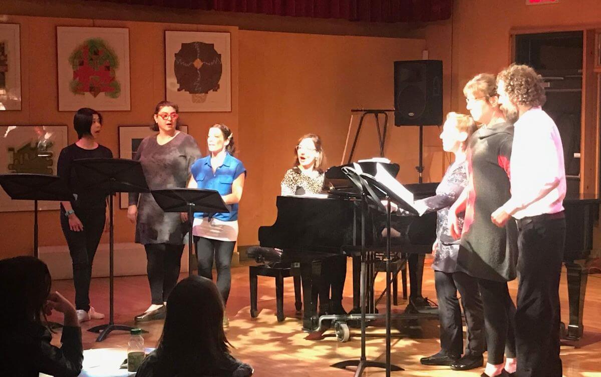 Des participants et professeurs présentant un numéro musical lors de la soirée cabaret (Photo : page Facebook de Cammac)