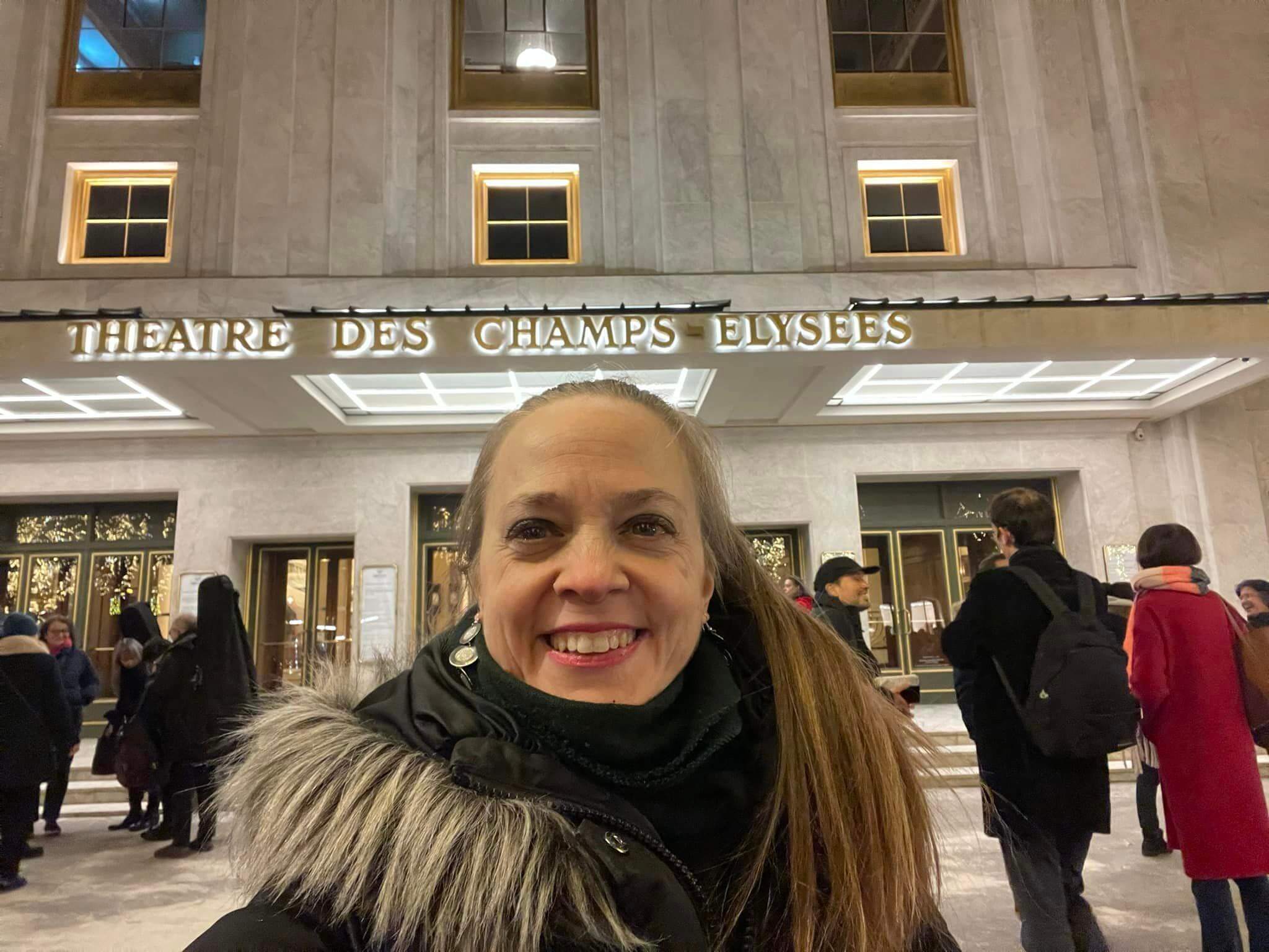Visage d'une femme soulagée : après le concert (Photo : page Facebook de l'artiste)