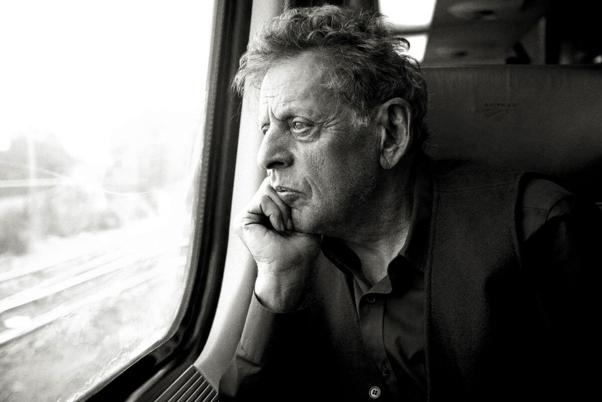 Couverture de l'album Truth in Our Time de l'Orchestre du CNA sortant aujourd'hui et sur lequel on retrouve la Symphonie no 13 de Philip Glass (Photo : Andreas H Bitesnich)