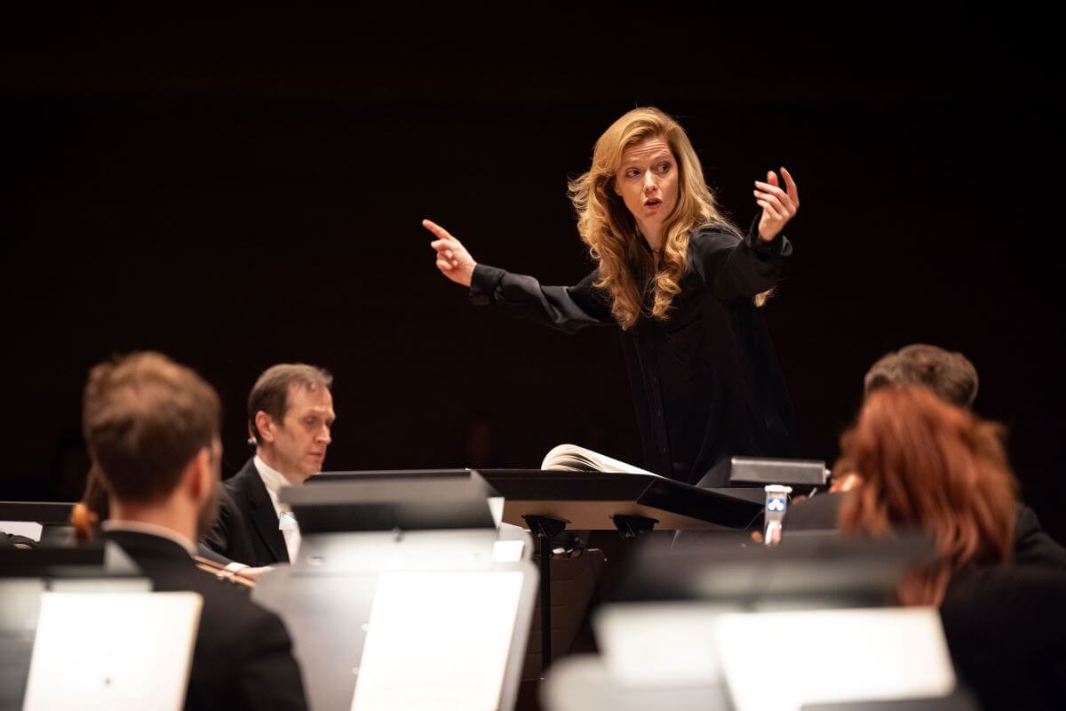 Barbara Hannigan dirige les cordes de l'OSM dans Les Métamorphoses de Strauss. (Photo : Antoine Saito)
