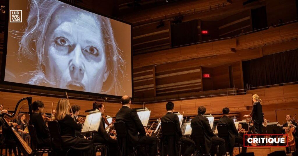 Barbara Hannigan et l'OSM interprètent La Voix humaine de Francis Poulenc dans un concept alliant musique et projections sur grand écran. (Photo : Antoine Saito)