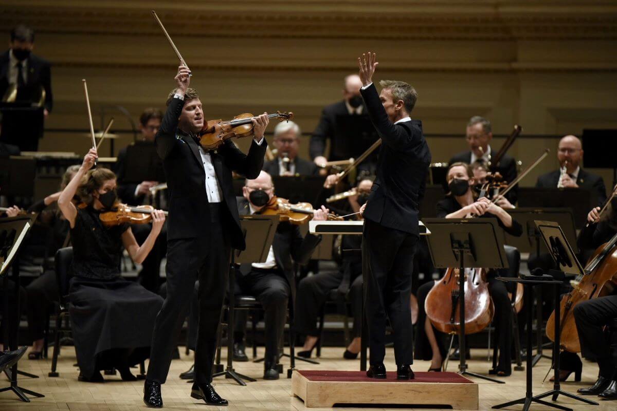 James Ehnes et l'Orchestre du CNA lors du concert au Carnegie Hall en avril 2022 (Photo : Dominick Mastrangelo)