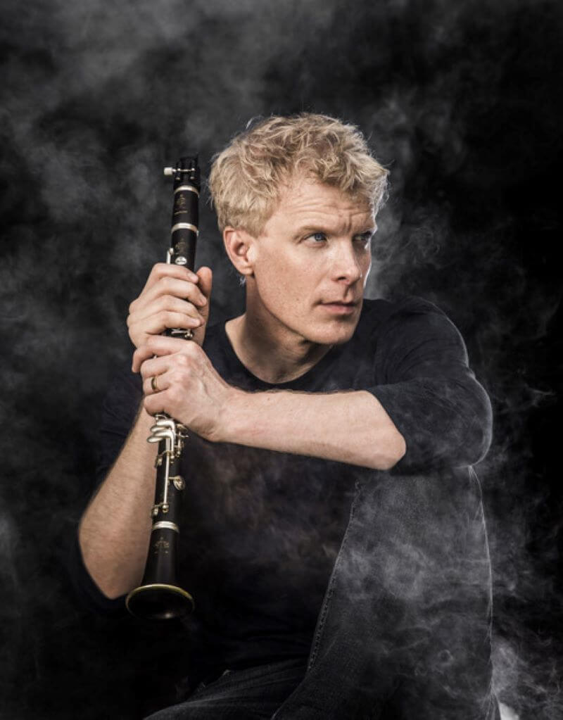 Le clarinettiste Martin Fröst sera au Club musical de Québec en compagnie d'Antoine Tamestit à l'alto et de Shai Wosner au piano. (Photo : Backer)