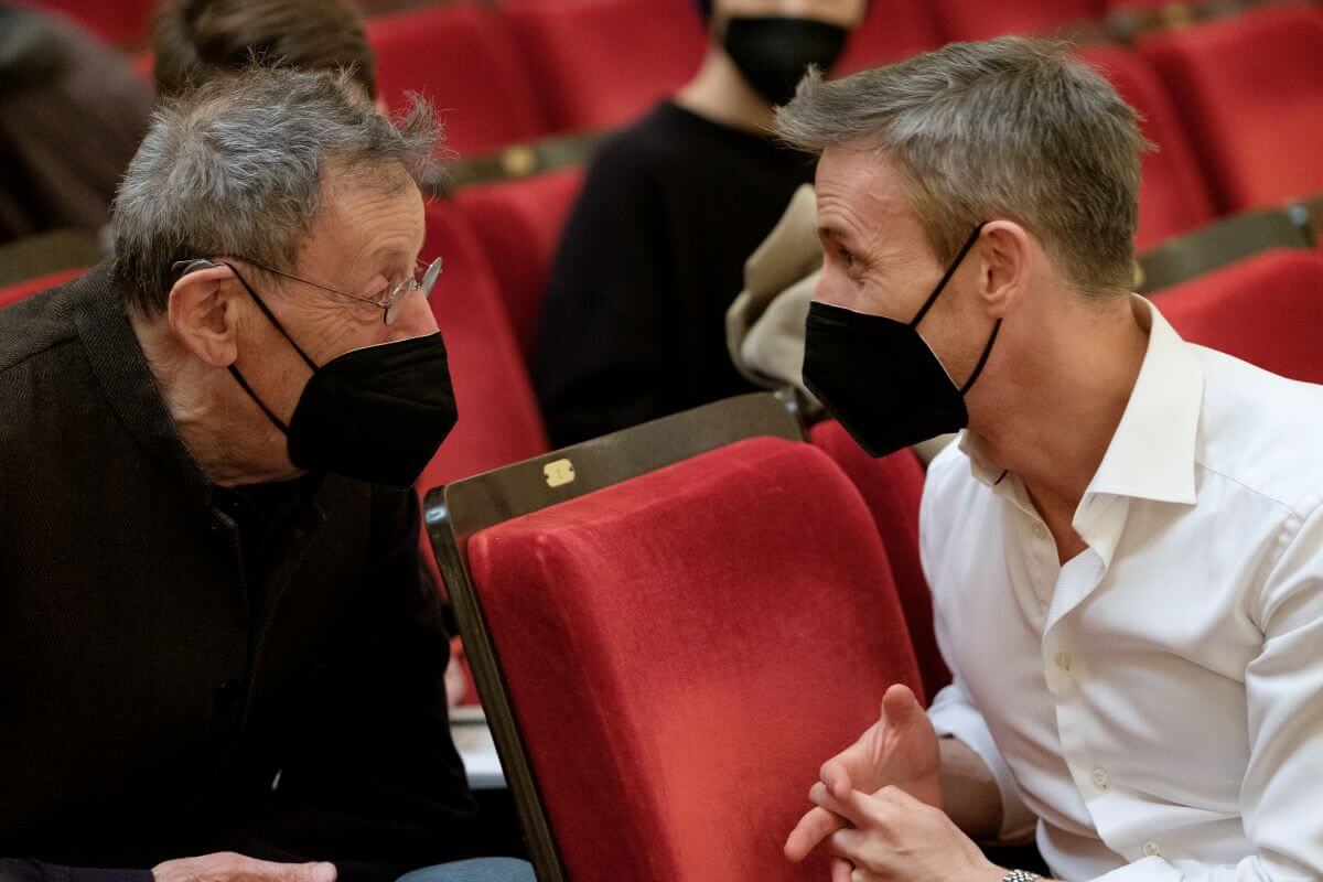 Philip Glass et Alexander Shelley en discussion lors de la répétition pour la première américaine de la Symphonie no 13 de Glass au Carnegie Hall (Photo : Dominick Mastrangelo)