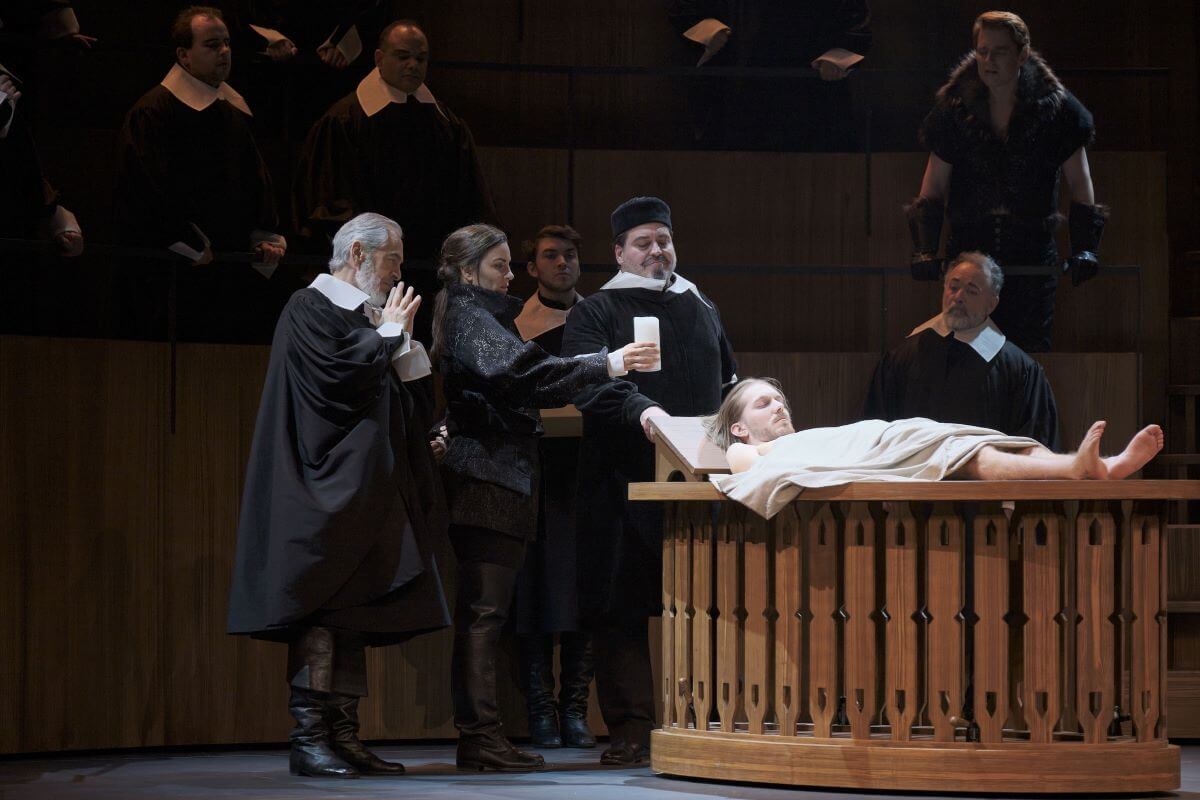 Alain Coulombe (assistant de Descartes), Joyce El-Khoury (Christine), Éric Laporte (René Descartes) et...un cadavre. (Photo : Vivien Gaumand)