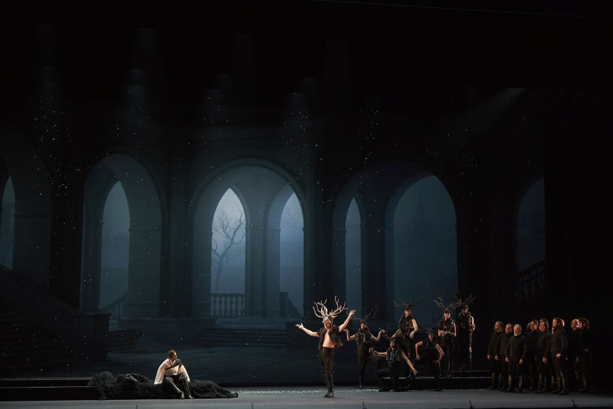 Joyce El-Khoury (Christine, allongée) et Isaiah Bell (Comte Johan Oxenstierna) accompagné de sa suite (Photo : Vivien Gaumand)