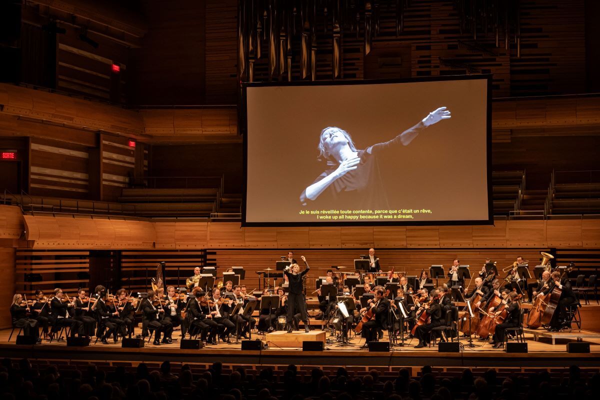 Barbara Hannigan et l'OSM interprètent La Voix humaine de Francis Poulenc dans un concept alliant musique et projections sur grand écran. (Photo : Antoine Saito)