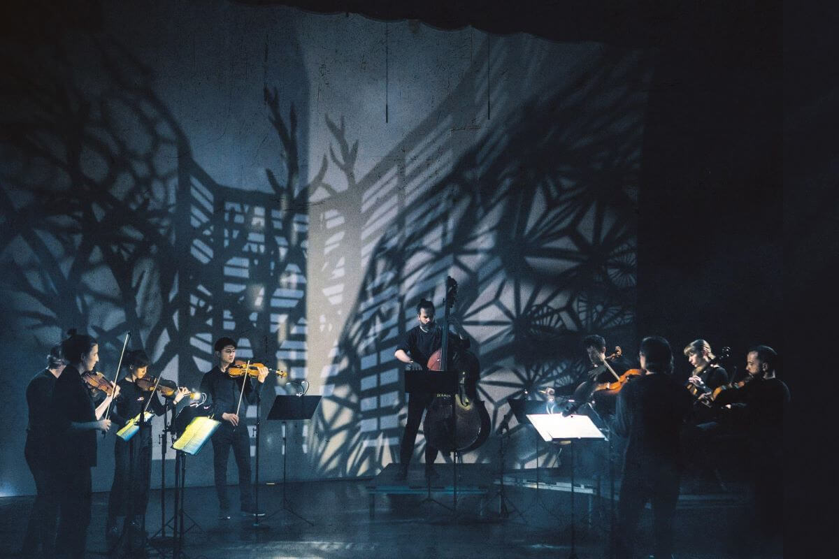 Le programme Vagues et ombres de collectif9 combine musique d'inspiration maritime et jeux d'ombres. (Photo : Danylo Bobyk)