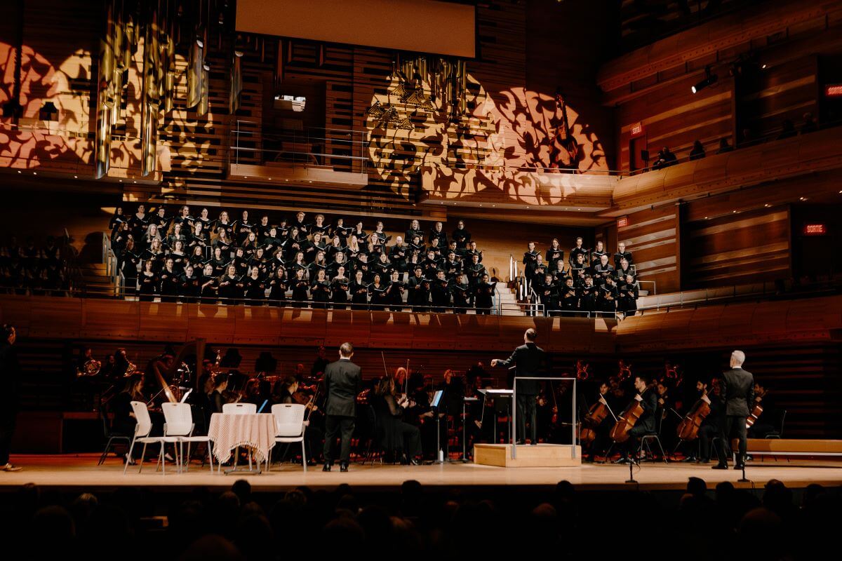 L'Orchestre philharmonique et le Choeur des mélomanes sous la direction de Francis Choinière. (Photo : Brenden Friesen)
