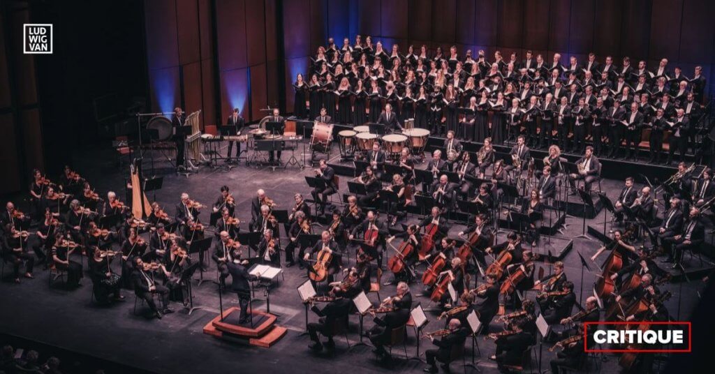 l'OSQ, l'OCNA et le Toronto Mendelssoh Choir sur la scène de la salle Louis-Fréchette sous la direction d'Alexander Shelley (Photo : Greggory Clark)