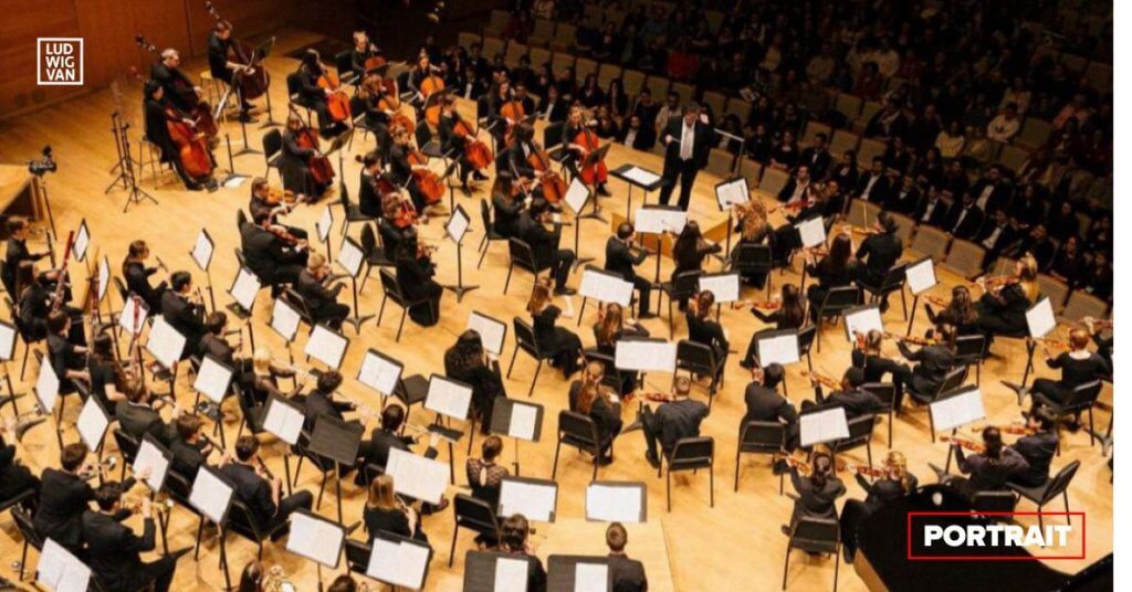 Un concert du Festival des orchestres de jeunes du Québec sur la scène de la Maison symphonique (Photo : couverture du programme du XXIe Festival)