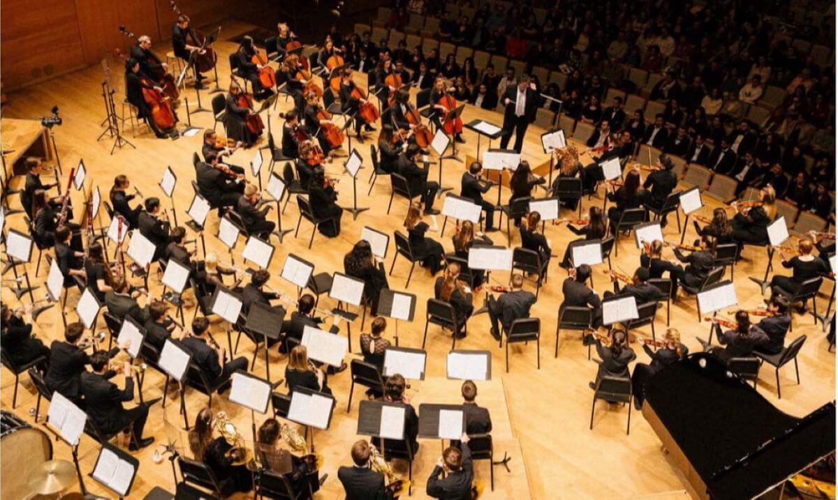Un concert du Festival des orchestres de jeunes du Québec sur la scène de la Maison symphonique (Photo : couverture du programme du XXIe festival)
