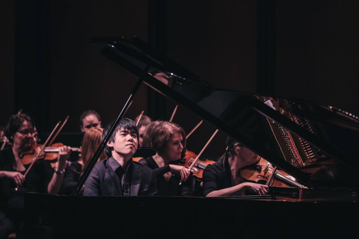 Kevin Chen en solo avec les orchestres combinés de l'OSQ et du l'OCNA. (Photo : Greggory Clark)